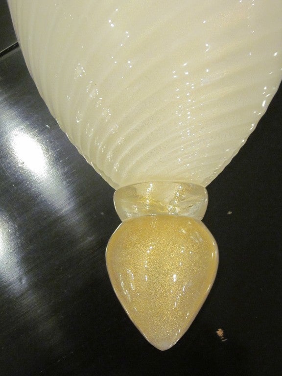 20ième siècle Quatre appliques italiennes en verre vénitien/murano modernes du milieu du siècle dernier, attribuées à Barovier en vente