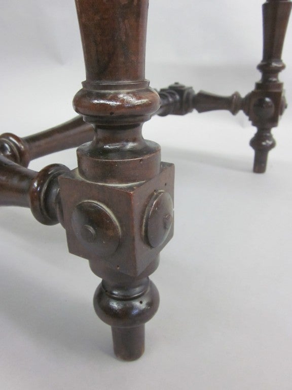 XIXe siècle Paire de bancs ou tabourets en bois néoclassiques modernes italiens du 19ème siècle sculptés à la main en vente