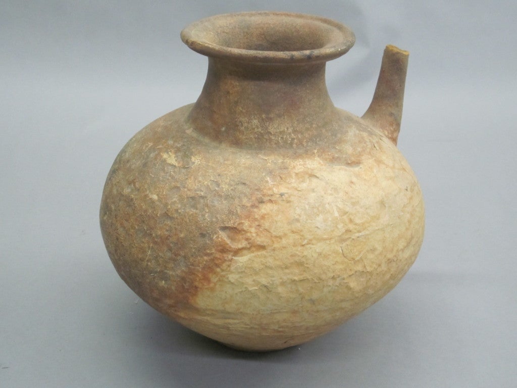 Deux anciennes urnes tribales / amphores / poteries / vases / cruches / céramiques de l'ancienne région khmère (Cambodge actuel).