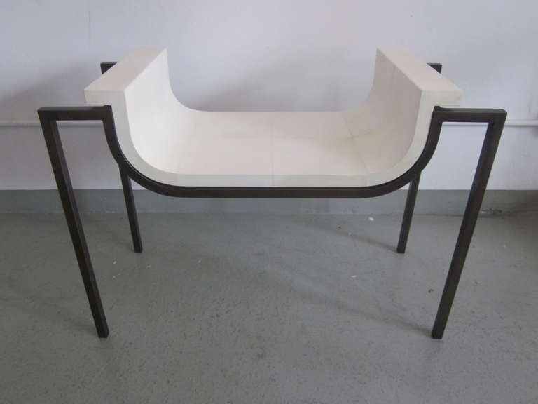 Deux bancs en parchemin français dans le style de Marc du Plantier Excellent état - En vente à New York, NY