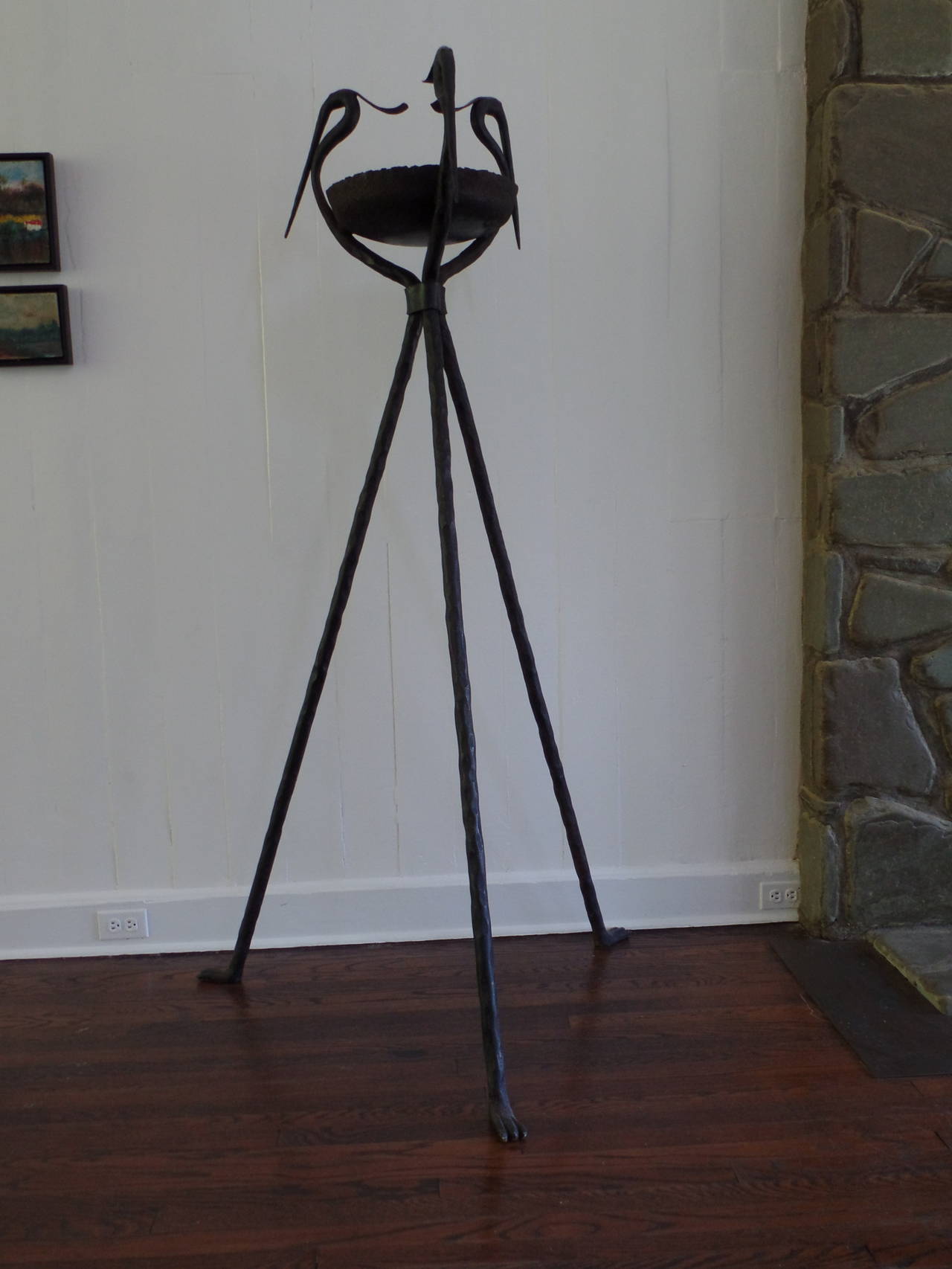 Unique, extraordinary handmade pair of French 1940s floor lamps, standing lamps or sculptures in hand-forged and hand-hammered iron.

These stunning master works of blacksmithing are composed of hammered iron tripod bases ending in three profiles of