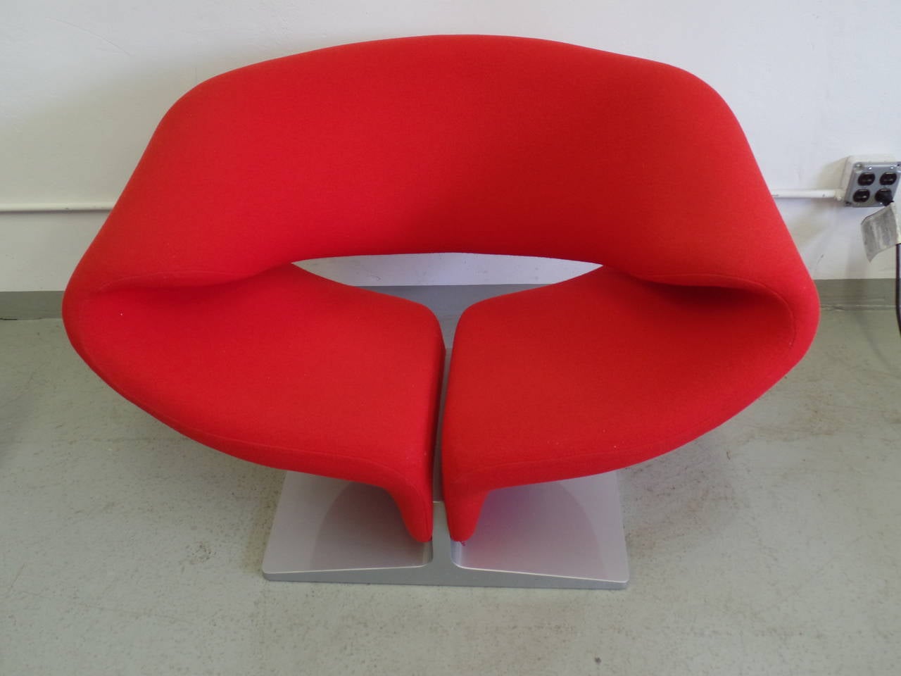 Elegant pair of French Mid-Century Modern lounge chairs or armchairs by Pierre Paulin for Artifort. The bright red wool upholstered chair seat is in a stunning organic form and is cantilevered over a silver lacquered wood base. The color combination