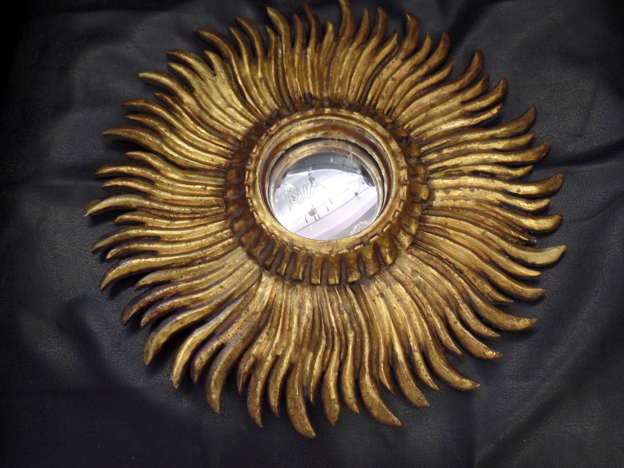 A delicate hand-carved and hand gilt French sunburst or wall mirror in the Modern Neoclassical style attributed to Andre Arbus from the early Mid-Century, 1940 period.

References: Maison Jansen.