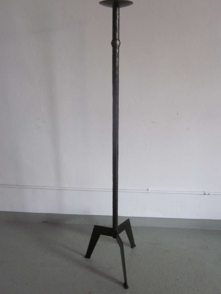 Mid-Century moderno Coppia di lampade a stelo in ferro battuto in stile francese degli anni '40 in vendita