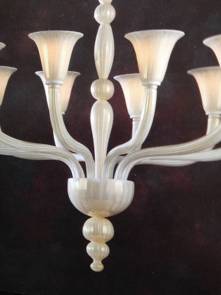 Mid-Century moderno Lampadari italiani moderni neoclassici soffiati a mano in vetro di Murano bianco e oro in vendita