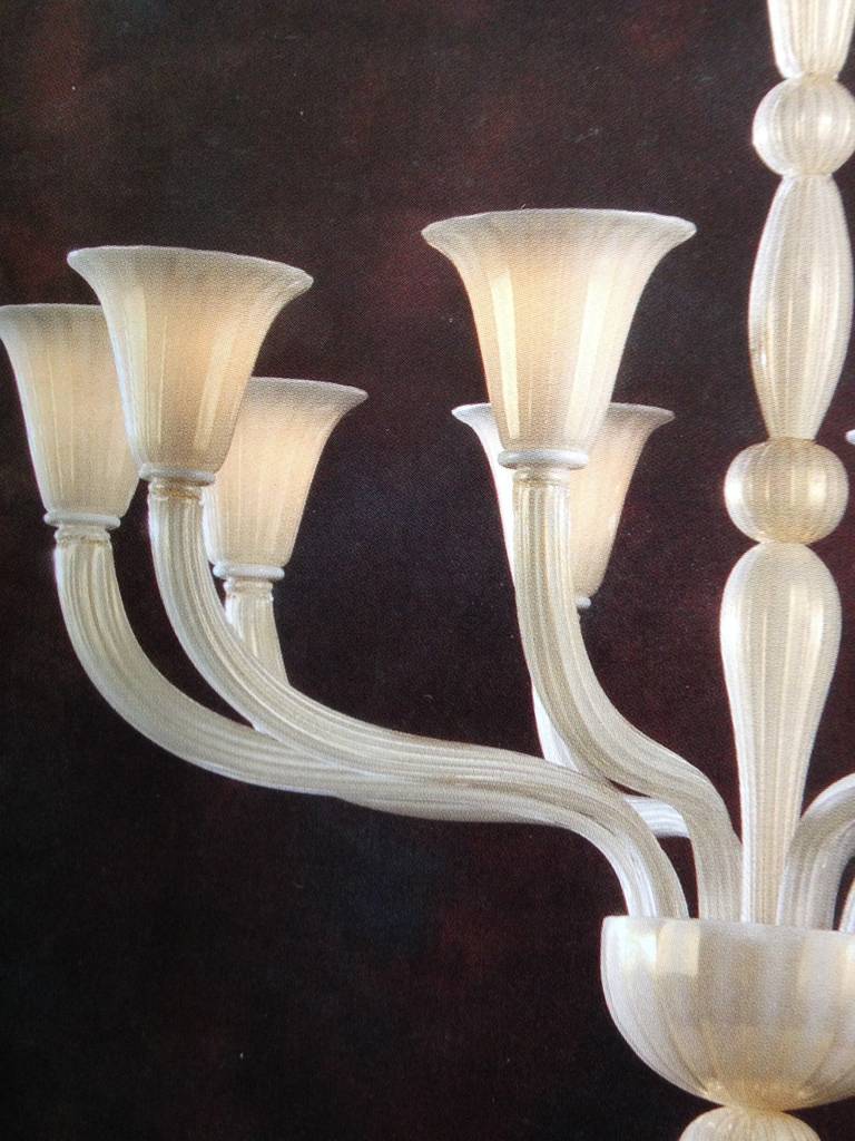 Italiano Lampadari italiani moderni neoclassici soffiati a mano in vetro di Murano bianco e oro in vendita