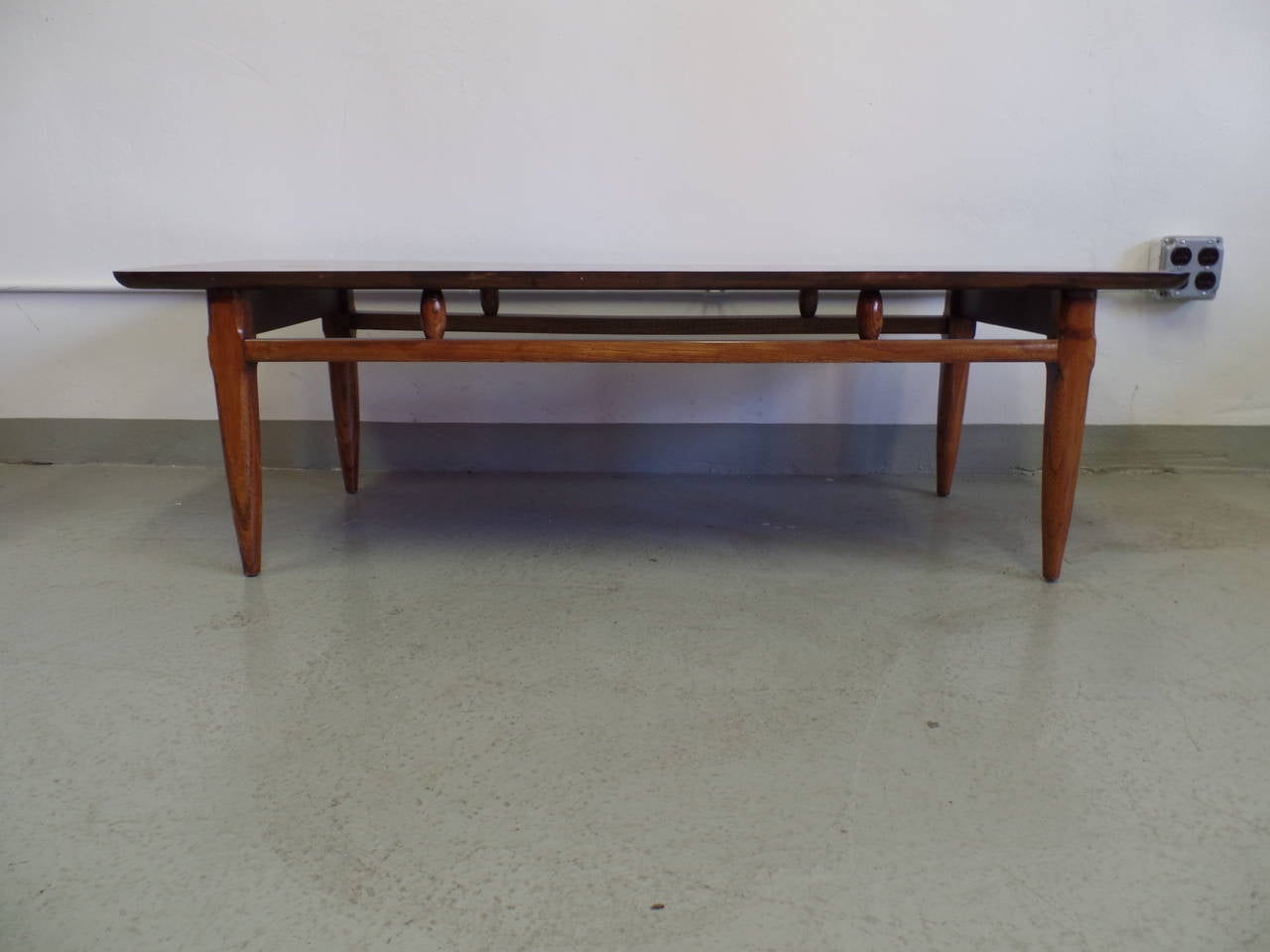 Elegant and tasteful cantilevered Italian Mid-Century Modern cocktail table with an inlaid (intarsia) top.