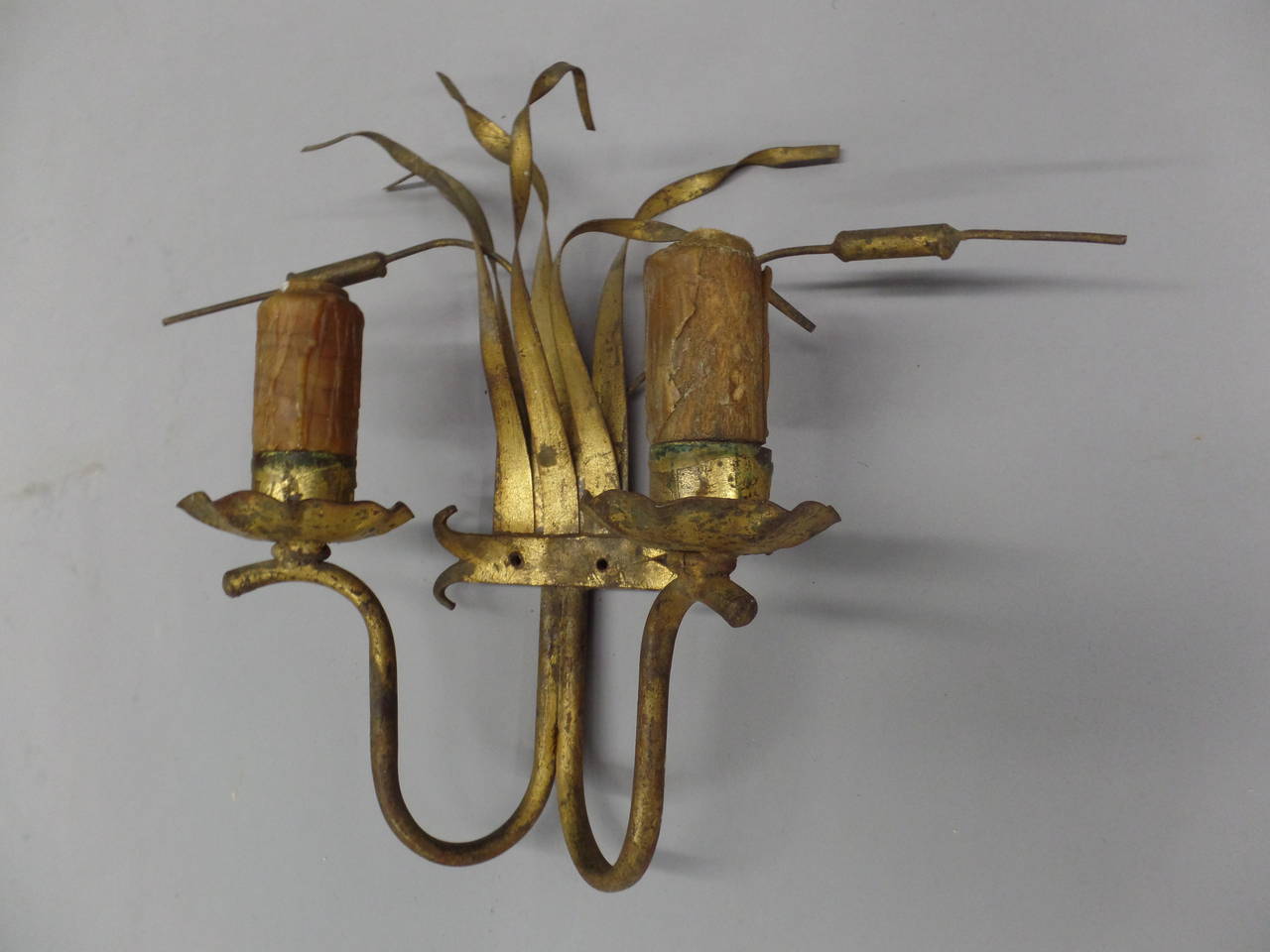Pair of French Mid-Century Modern Floral Gilt Iron Wall Sconces, 1940 In Good Condition For Sale In New York, NY
