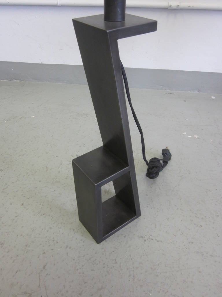 Paar französische moderne neoklassizistische Eisen-Tischlampen „Z“ aus Eisen im Stil von Jacques Quinet im Zustand „Gut“ im Angebot in New York, NY