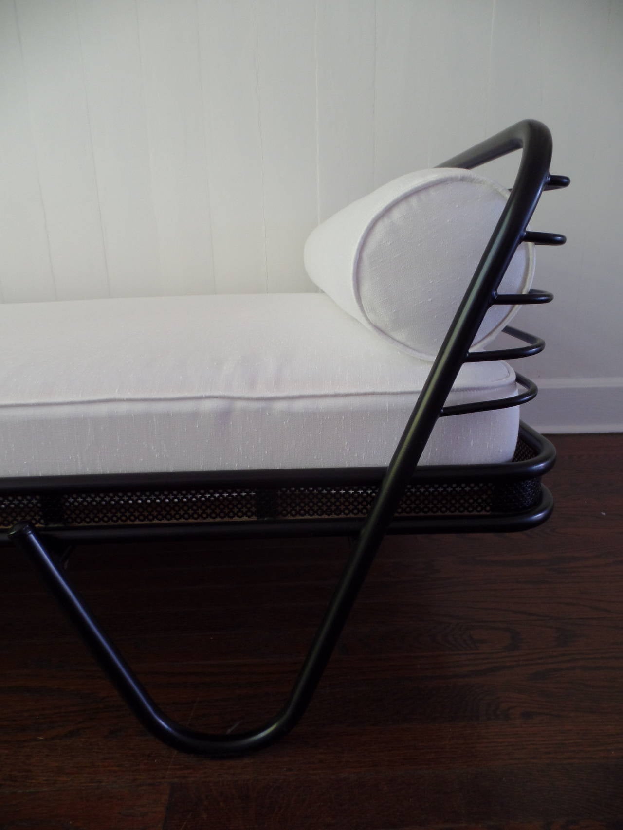 French Mid-Century Modern 'Kyoto' Enameled Iron Daybed / Bed by Mathieu Matégot In Excellent Condition In New York, NY