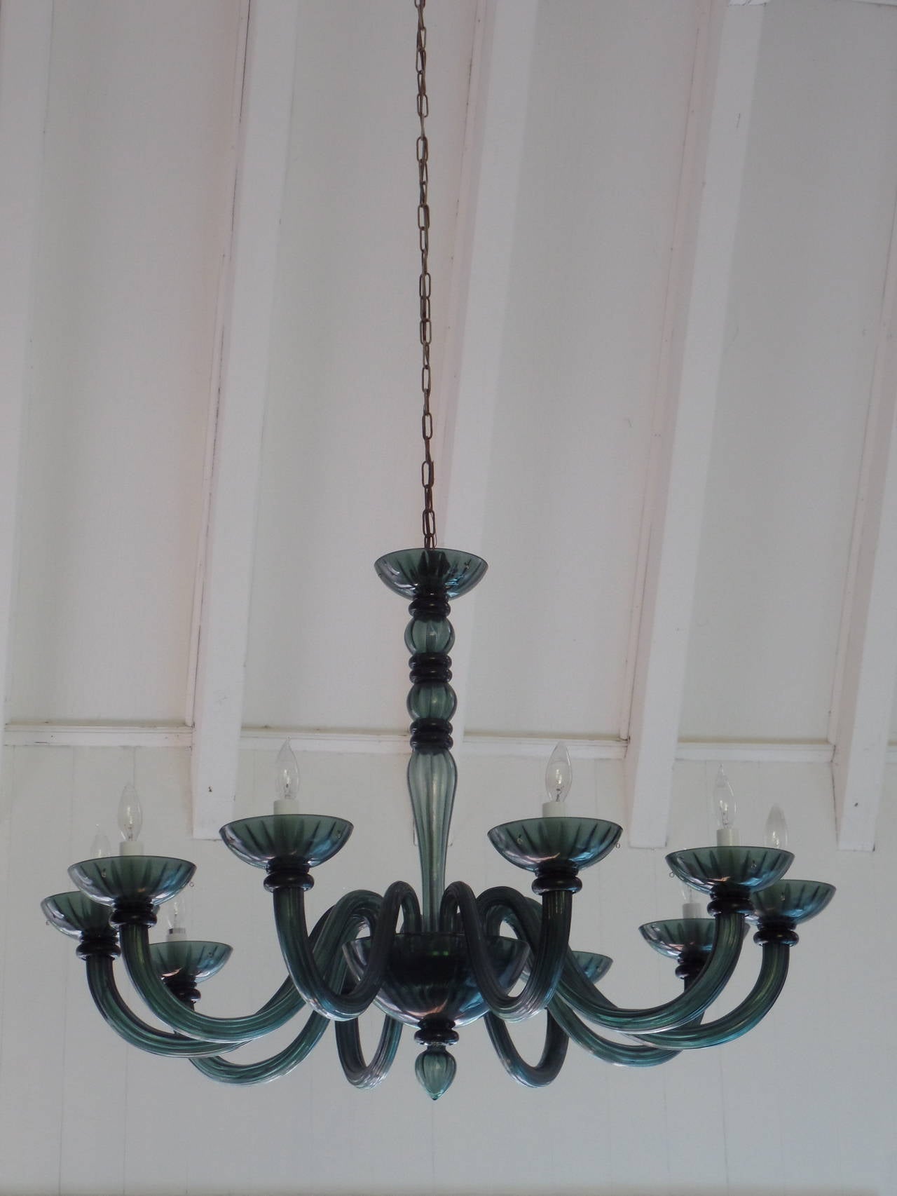 Elegant, sober, Italian Mid-Century style smoked blue-grey colored Venetian glass ten-arm chandelier in the Modern neoclassical spirit whose width (42
