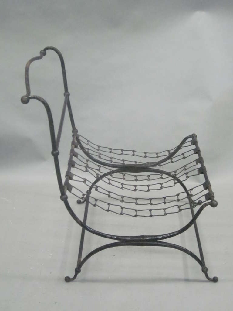 Moderne Rare paire de chaises longues françaises en fer martelé et chaîne par Jean-Charles Moreux en vente