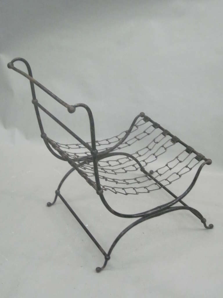 Fer forgé Rare paire de chaises longues françaises en fer martelé et chaîne par Jean-Charles Moreux en vente