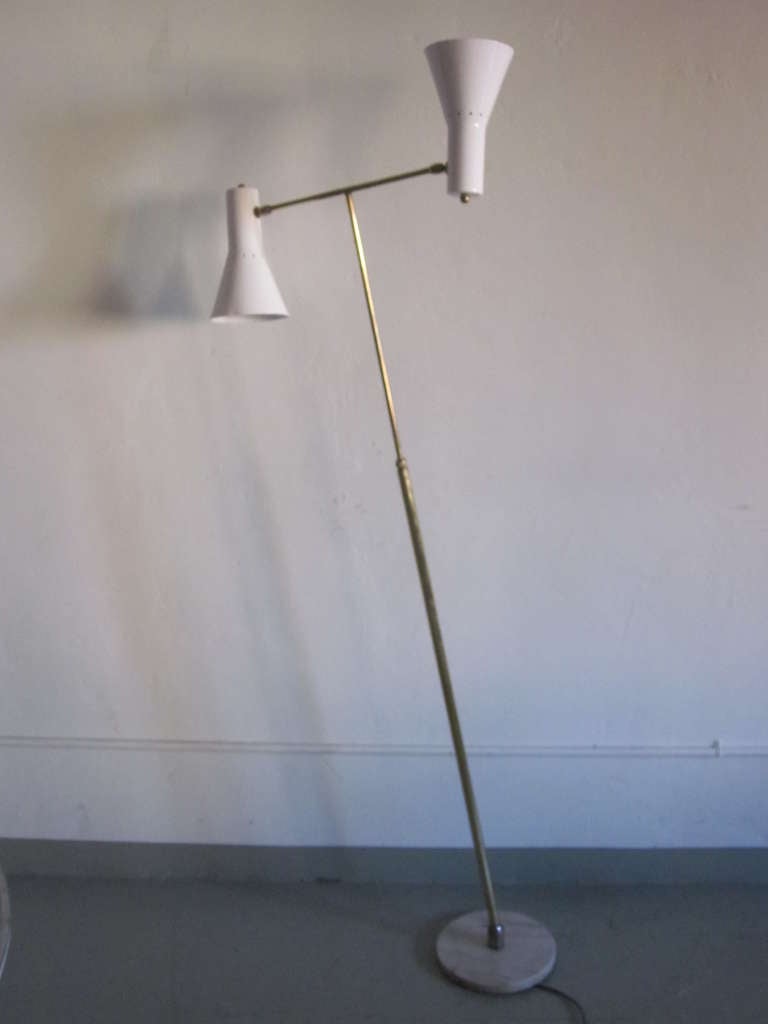Italian Mid-Century Modern Cantilevered Floor Lamp by Giuseppe Ostuni, 1950 For Sale 1