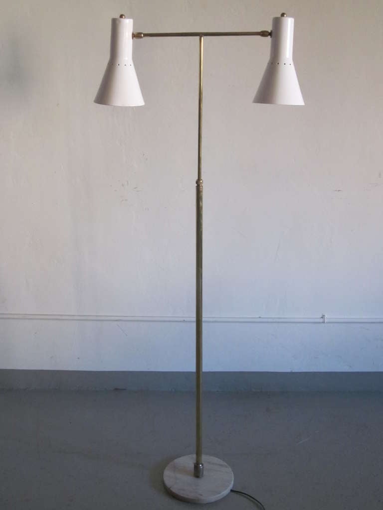 Italian Mid-Century Modern Cantilevered Floor Lamp by Giuseppe Ostuni, 1950 In Good Condition For Sale In New York, NY