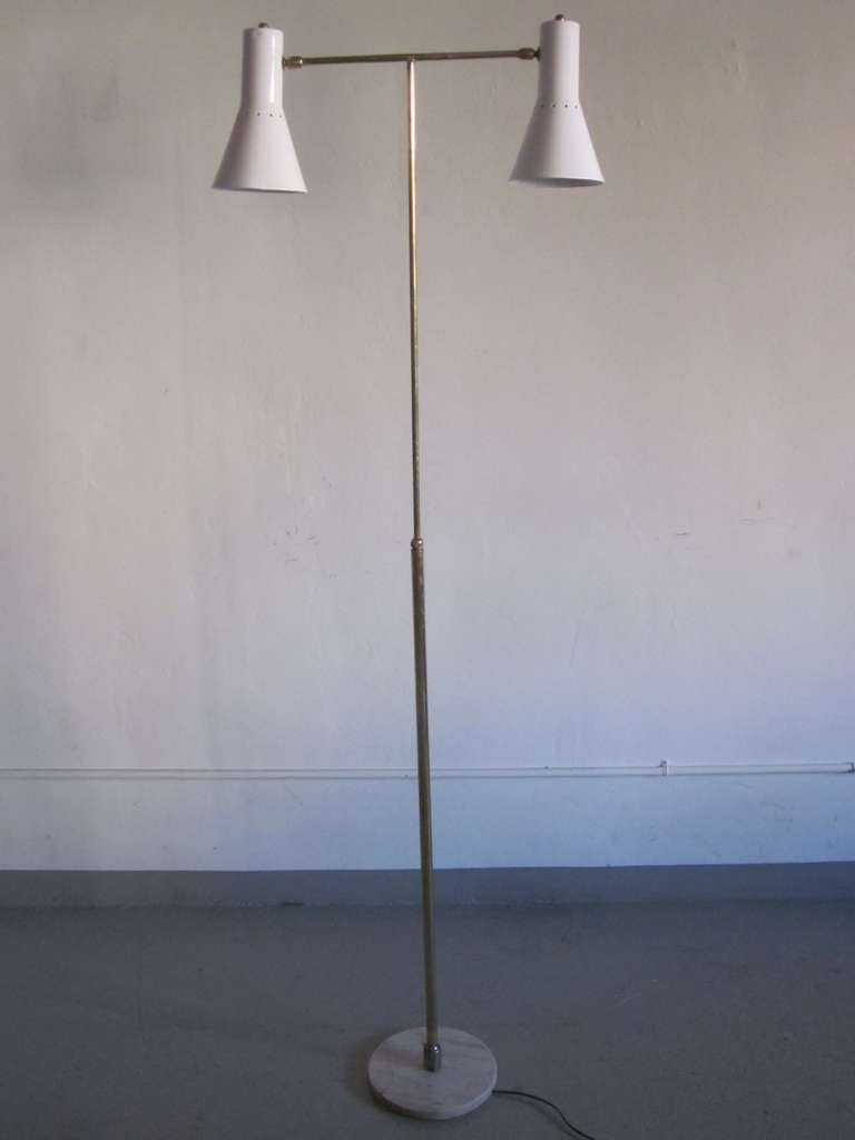 Hand-Painted Italian Mid-Century Modern Cantilevered Floor Lamp by Giuseppe Ostuni, 1950 For Sale