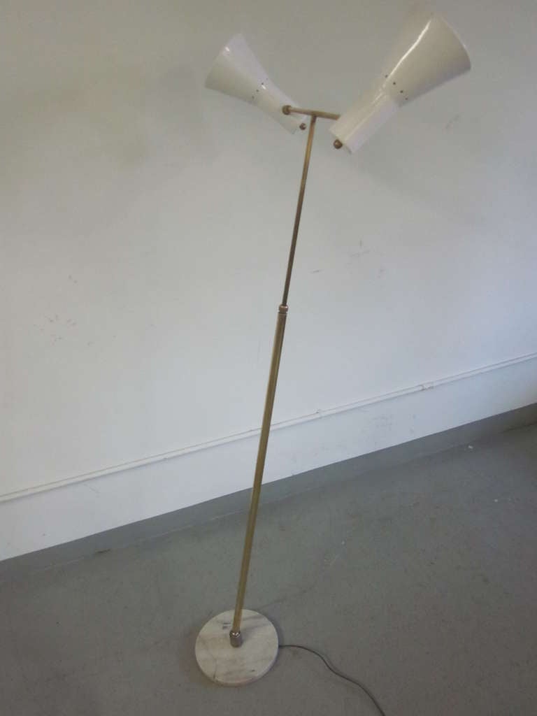 Mid-20th Century Italian Mid-Century Modern Cantilevered Floor Lamp by Giuseppe Ostuni, 1950 For Sale