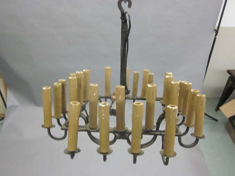 Francese Lampadario francese in ferro battuto di metà secolo moderno/brutalista con 28 luci in vendita