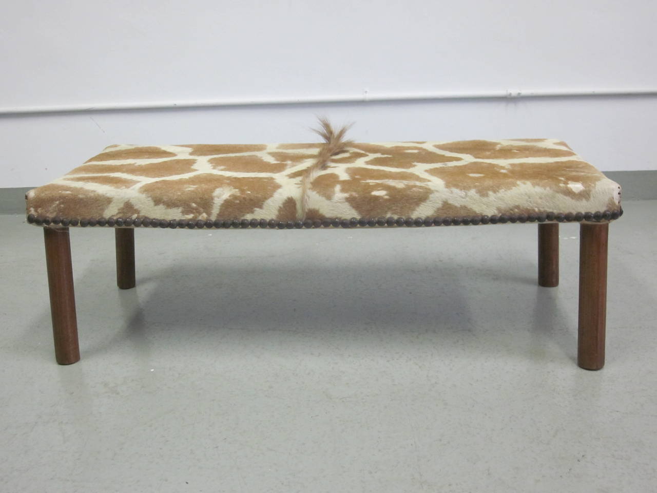 Sober French Mid-Century Modern Bench Covered in Giraffe Skin In Good Condition For Sale In New York, NY