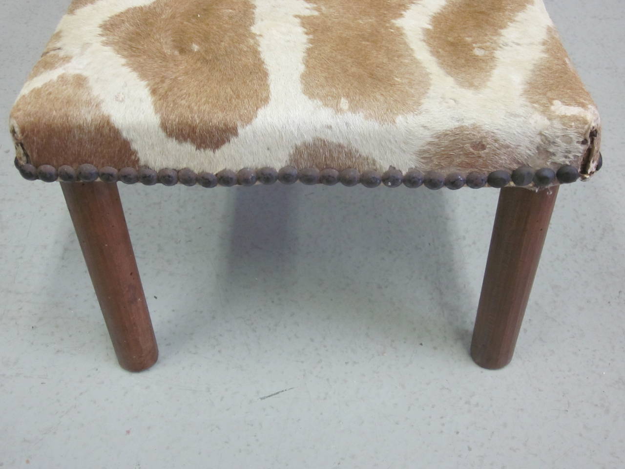 Sober French Mid-Century Modern Bench Covered in Giraffe Skin For Sale 1