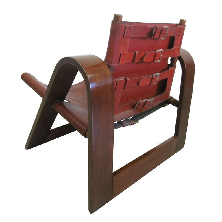 Superbe fauteuil de salon / club / pantoufle en cuir au design scandinave moderne du milieu du siècle, avec dossier et assise soutenus par des sangles en cuir.