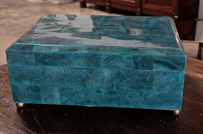 Large Blue Mother of Pearl Box In Excellent Condition In Los Angeles, CA