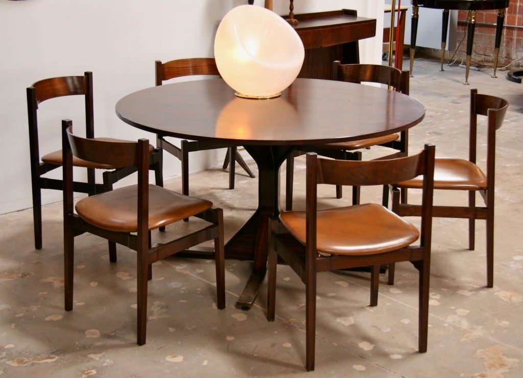 De Frattini... ensemble de six chaises de salle à manger élégantes en bois de rose.<br />
Psssst ! Nous avons également la table à manger, un buffet ouvert sur deux côtés et un autre meuble Frattini fabuleux !