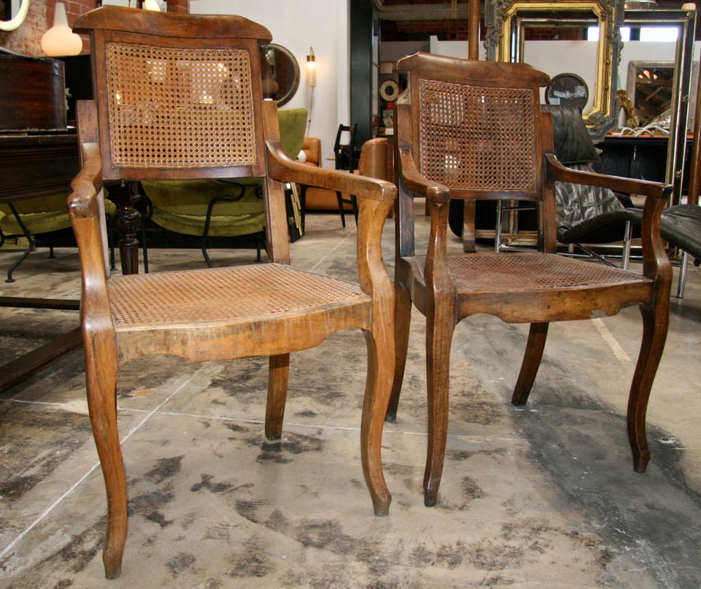 italien Paire de chaises de barbier anciennes en noyer en vente