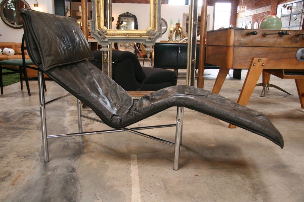 Casual, comfortable Italian looking groovy leather chaise...so comfy you may not want to get up!