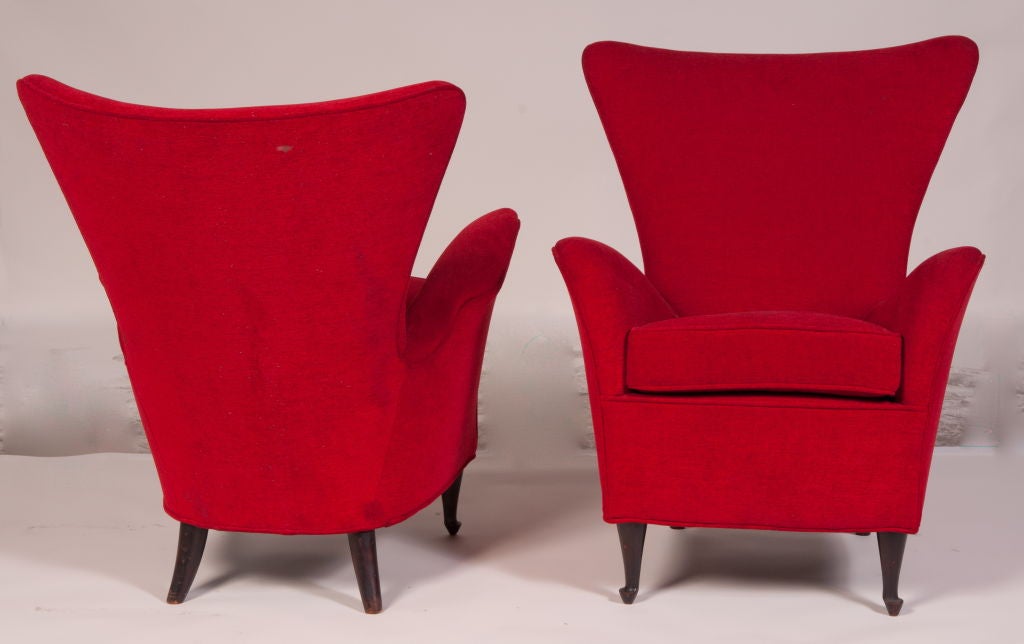 Chaises confortables de forme agréable avec des pieds en bois délicatement sculptés