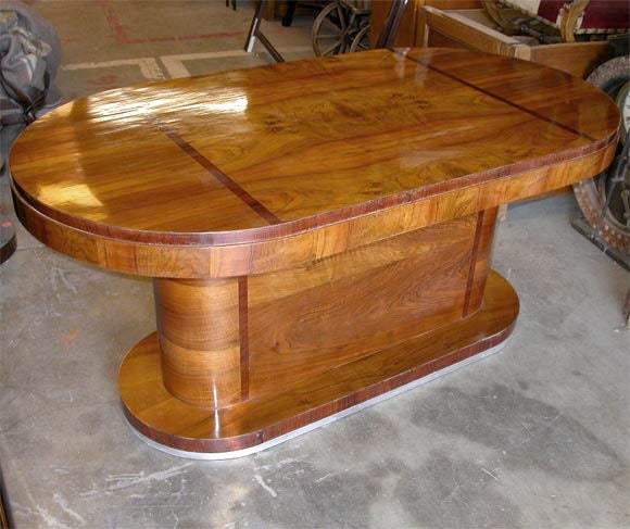 Italian 1950s Walnut Table In Excellent Condition For Sale In Los Angeles, CA