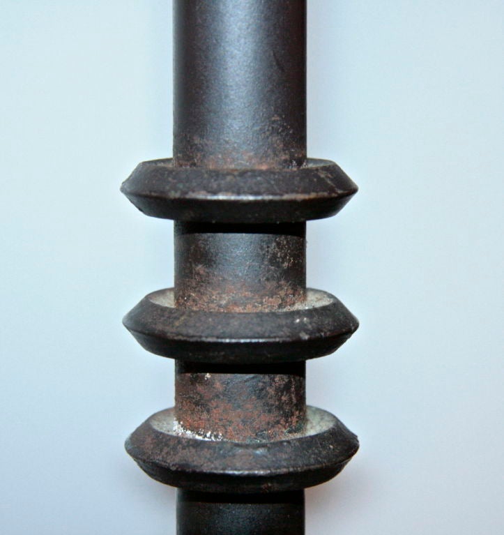 Metà XX secolo Lampada da terra in ferro francese in vendita