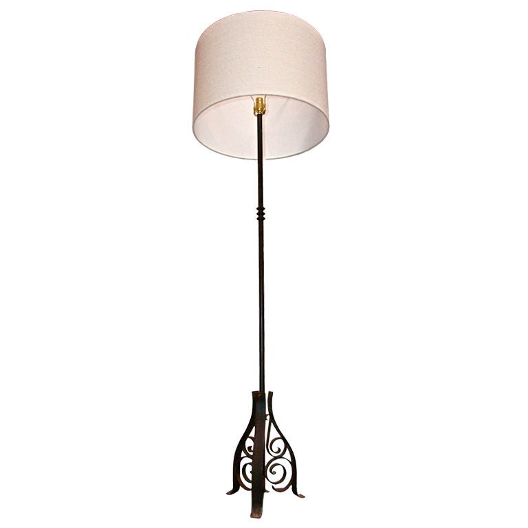 Französische Stehlampe aus Eisen im Angebot bei 1stDibs