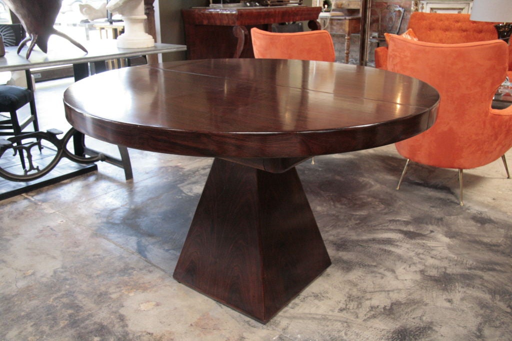 Round table F. lli Saporiti with pyramid base for Introini Palissander.
Measurement with leaf: 63