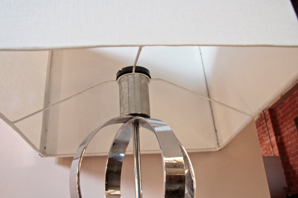 Lampe de table italienne des années 70 à anneau circulaire en acier en vente 1