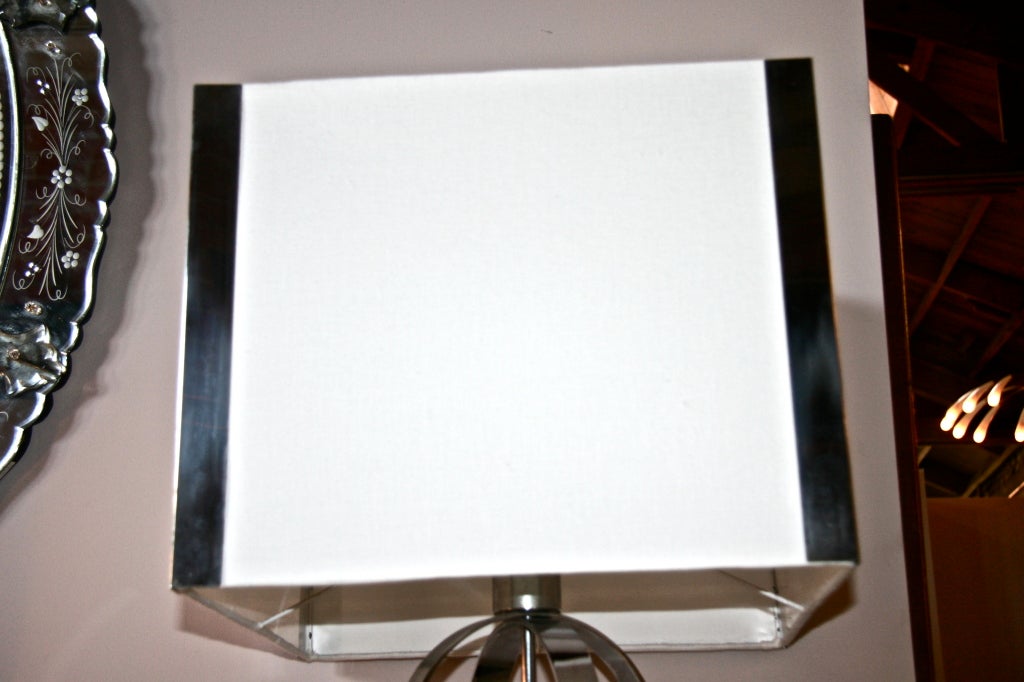 Lampe de table italienne des années 70 à anneau circulaire en acier en vente 2