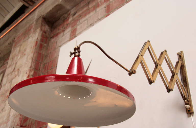 Italiano Lampada da parete in metallo laccato italiano in vendita