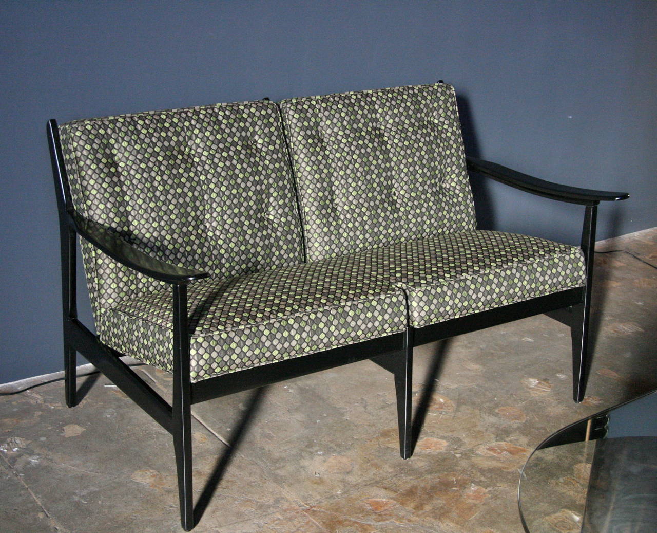 GF für Cassina ... ja! Das elegante, gefütterte Sofa bietet das Beste des italienischen Designs der 1950er Jahre. Setzen Sie sich.
