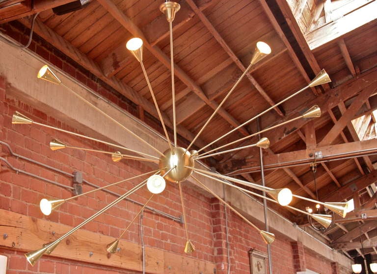 Lampadario Sputnik in ottone a venti bracci In condizioni ottime in vendita a Los Angeles, CA
