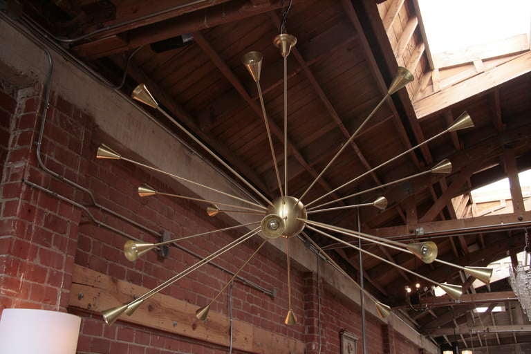 Italiano Lampadario Sputnik in ottone a venti bracci in vendita