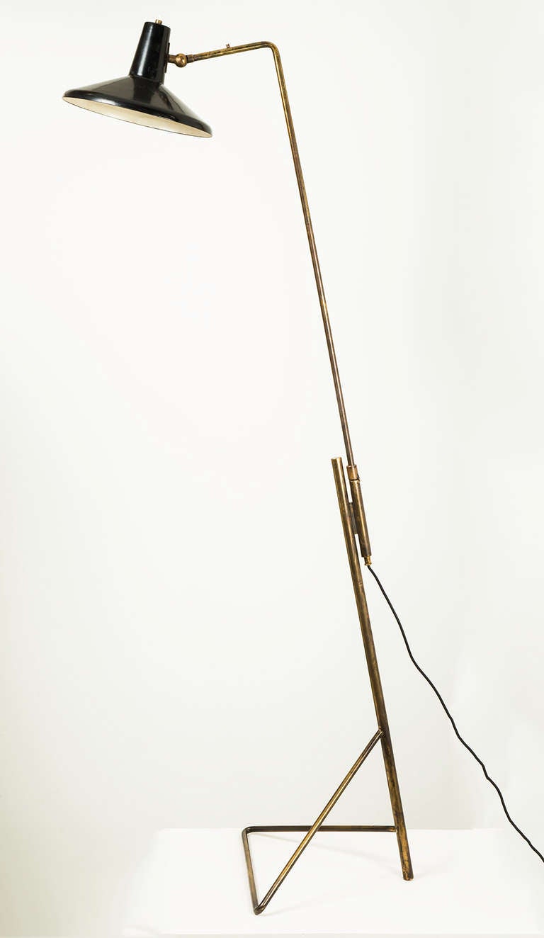 Gino Sarfatti Model 1045b Floor Lamp with 
Black Metal Shade and Original Brass Patina