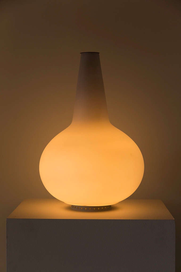 Lampe vase en verre satiné de Fontana Arte conçue en Italie, vers les années 1950. Cordon d'origine. Accepte une ampoule E27 100w maximum. Fonctionne comme une lampe et un vase pour les fleurs.