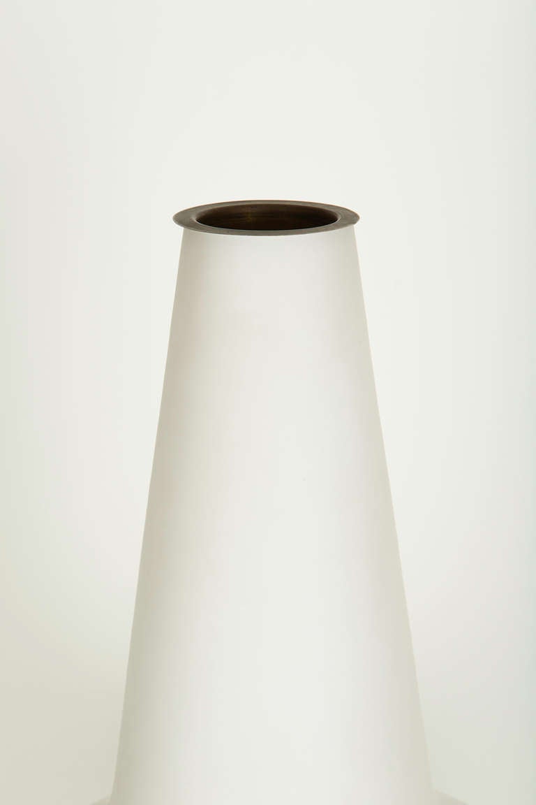 Lampe vase en verre satiné de Fontana Arte Bon état - En vente à Los Angeles, CA