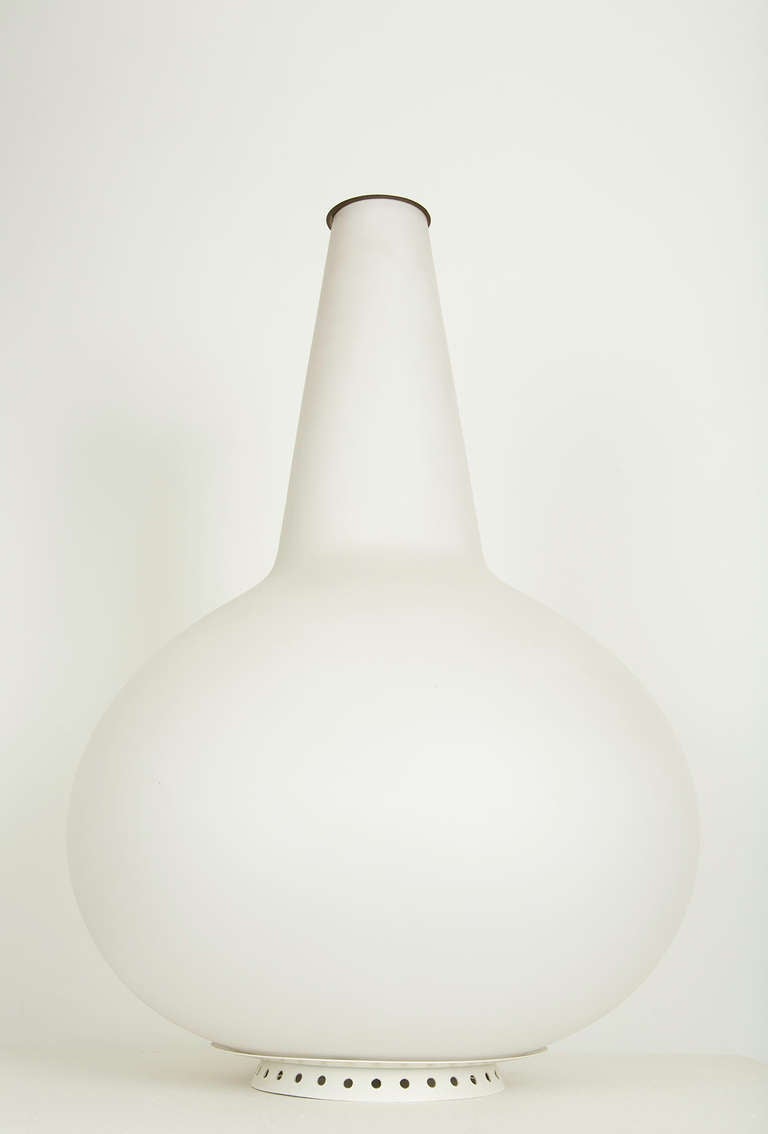 Mid-Century Modern Lampe vase en verre satiné de Fontana Arte en vente
