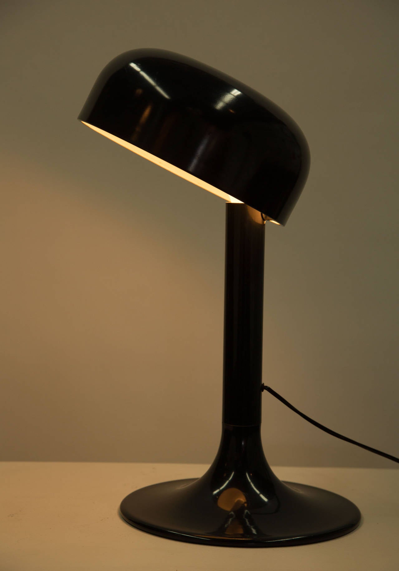 Model Number 3105 Table lamp Navy blue table lamp with articulating shade designed by Carlo Viligiardi for Stilnovo in 1973. Enameled aluminum