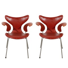 Ein Paar Arne Jacobsen 'Lily'-Sessel