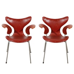Ein Paar Arne Jacobsen 'Lily'-Sessel