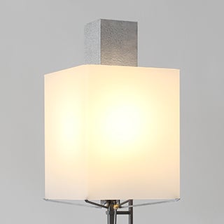 Lampe de table à gradateur mécanique avec abat-jour en plexiglas.