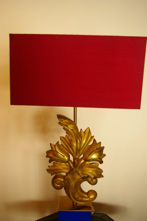 Soie Lampe de table à chapiteau en bois sculpté du XIXe siècle en vente