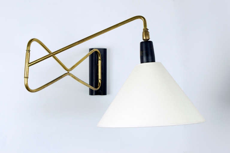 Beautiful French mid-century sconce edited by Lunel.
Articulated brass arm.

Sconce is located in our space in the 1STDIBS@NYDC Showroom, NYC.